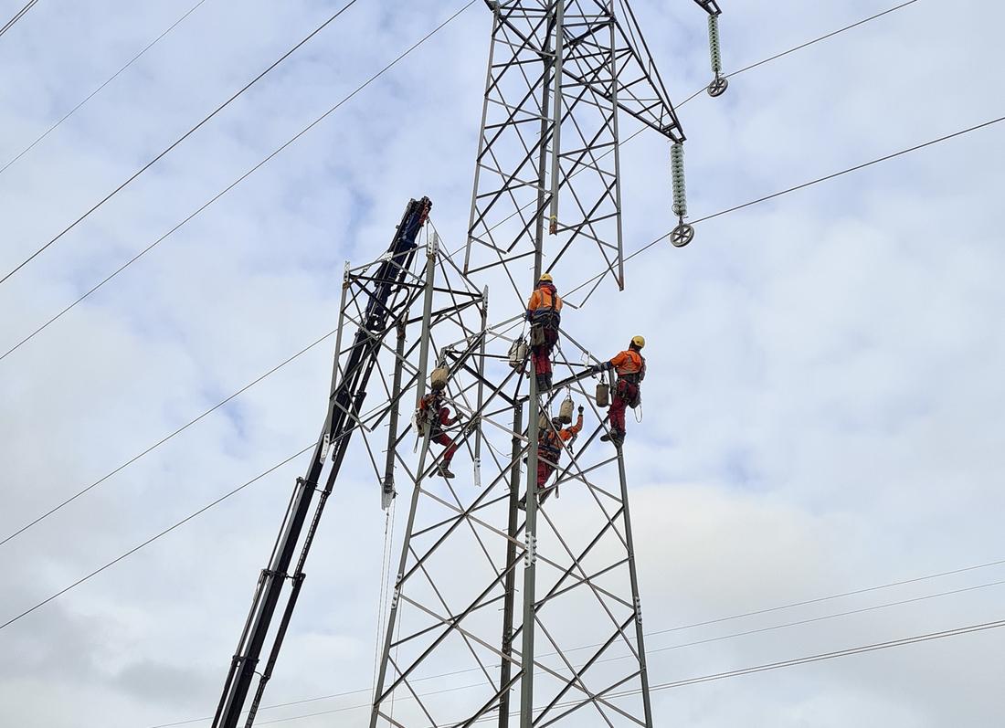 Extension of high-voltage line poles